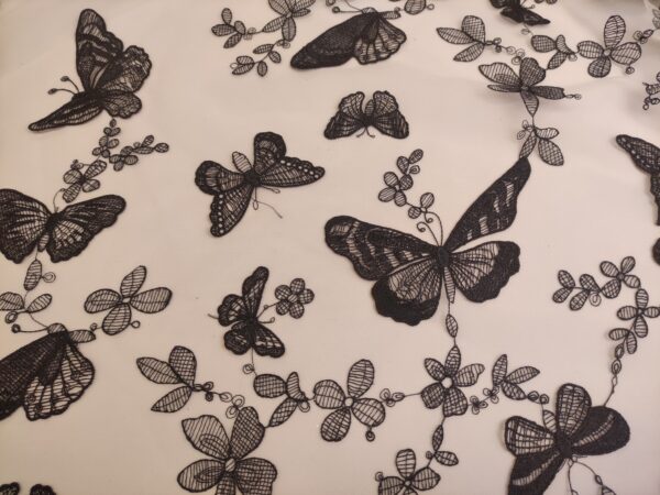 Tessuto tulle mano seta ricamato con farfalle nero - rosa nude