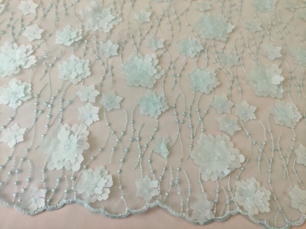 Tessuto Tulle mano seta ricamato con fiori in 3D acquamarina