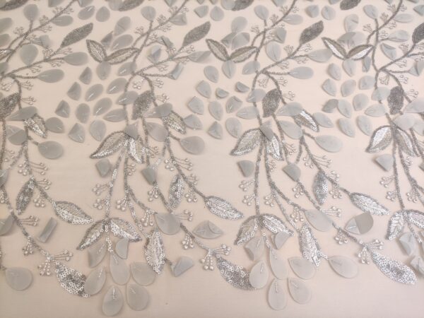 Tessuto Tulle mano seta ricamato con fiori in 3D argento