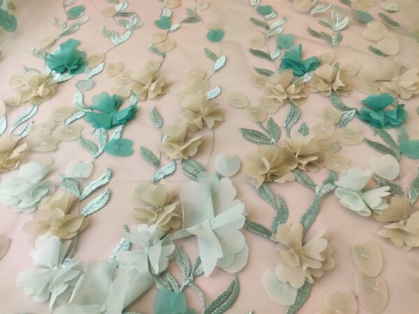 Tessuto Tulle mano seta ricamato con fiori in 3D beige - acquamarina - verde tiffany