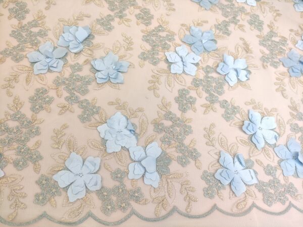 Tessuto Tulle mano seta ricamato con fiori in 3D celeste - oro