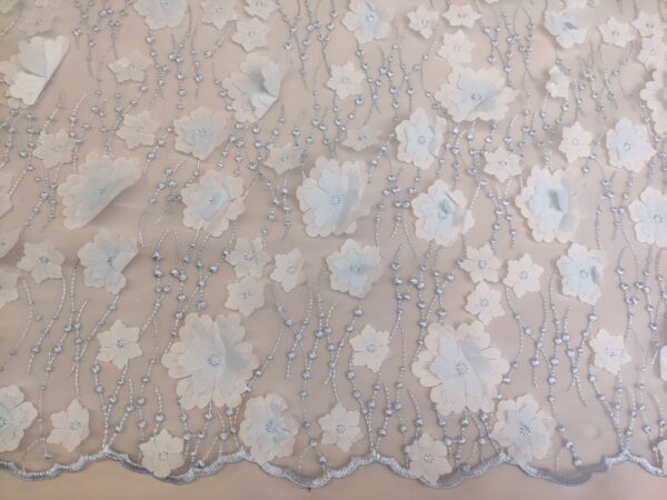 Tessuto Tulle mano seta ricamato con fiori in 3D celeste pastello
