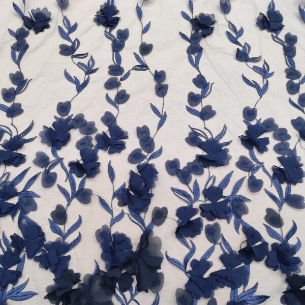 Tessuto Tulle mano seta ricamato con fiori in 3D blu