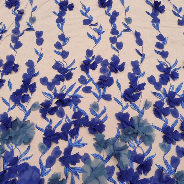 Tessuto Tulle mano seta ricamato con fiori in 3D blu elettrico - blu navy