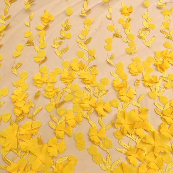 Tessuto Tulle mano seta ricamato con fiori in 3D giallo
