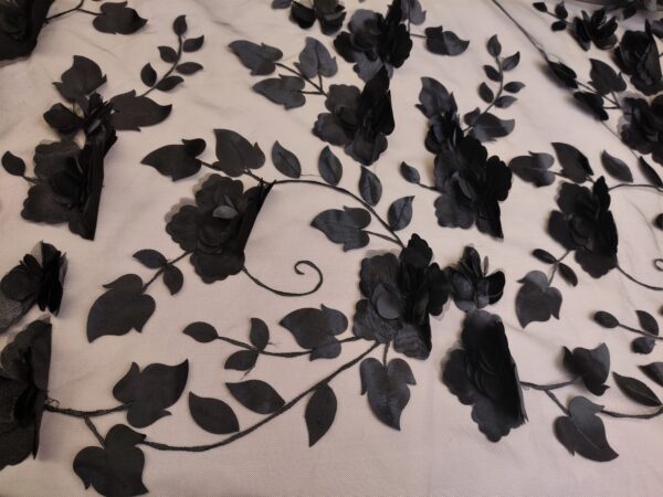 Tessuto Tulle mano seta ricamato con fiori in satin 3D nero