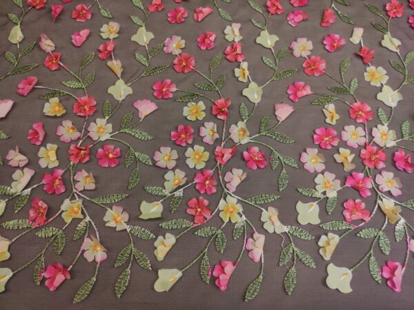 Tessuto Tulle mano seta ricamato con fiori in 3D nero - giallo - fucisa - verde