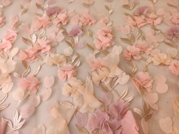 Tessuto Tulle mano seta ricamato con fiori in 3D rosa antico - pesca - beige