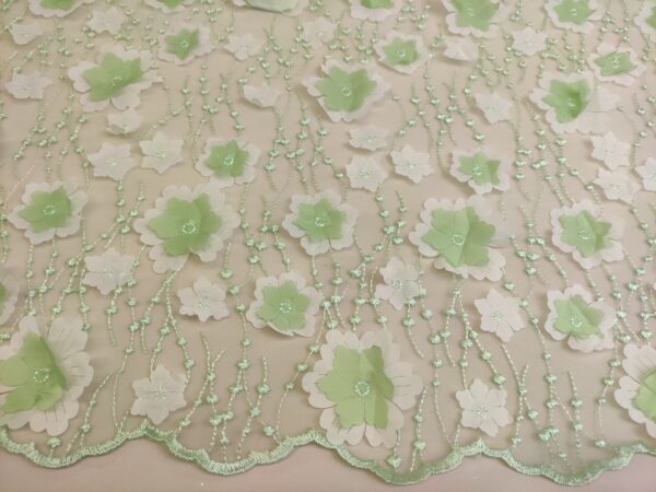 Tessuto Tulle mano seta ricamato con fiori in 3D verdino