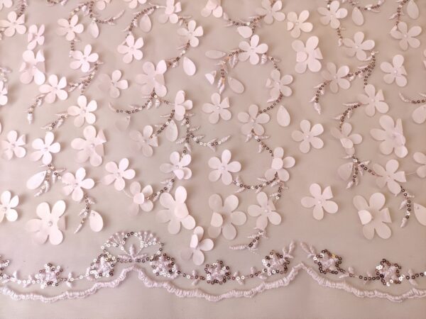 Tessuto Tulle mano seta ricamato con fiori in 3D e con paillettes rosa