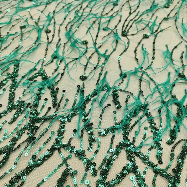 Tessuto Tulle mano seta ricamato con perline con paillettes e con piume verde smeraldo