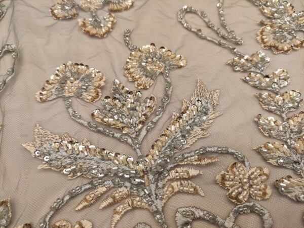 Tessuto tulle mano seta ricamato con pietre - con perle - con paillettes motivo floreale barocco argento - oro