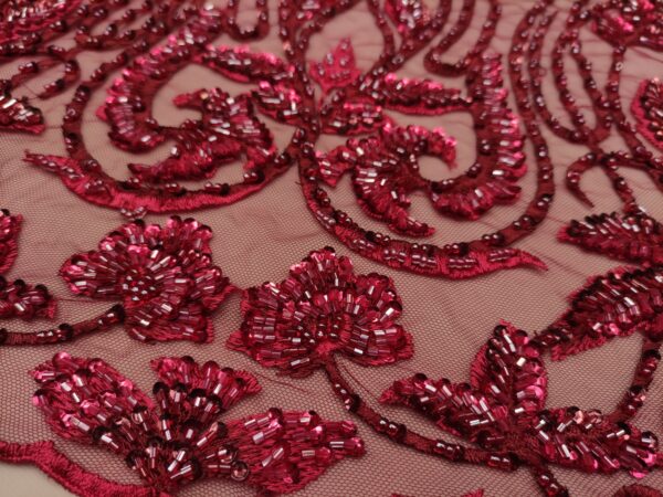 Tessuto tulle mano seta ricamato con pietre - con perle - con paillettes motivo floreale barocco bordeaux