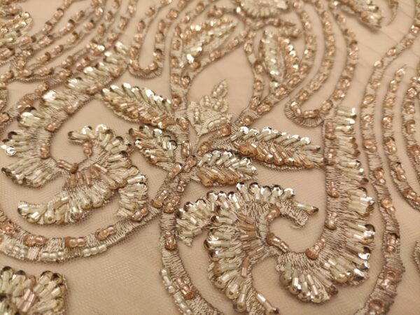 Tessuto tulle mano seta ricamato con pietre - con perle - con paillettes motivo floreale barocco oro
