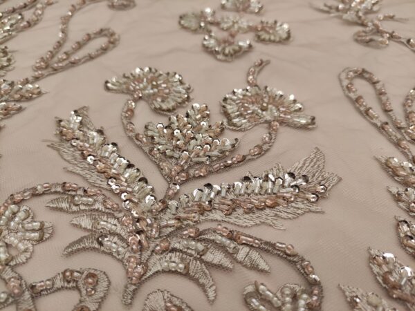 Tessuto tulle mano seta ricamato con pietre - con perle - con paillettes motivo floreale barocco rosa antico - oro