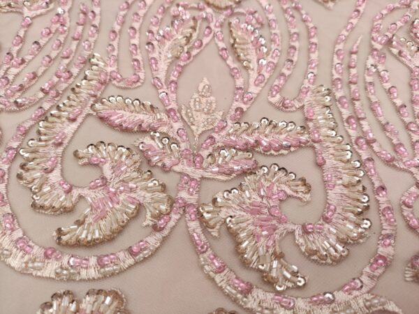 Tessuto tulle mano seta ricamato con pietre - con perle - con paillettes motivo floreale barocco rosa - beige