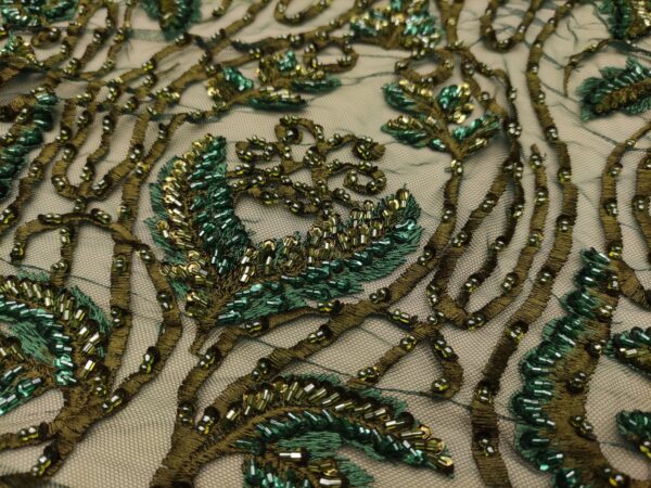 Tessuto tulle mano seta ricamato con pietre - con perle - con paillettes motivo floreale barocco verde
