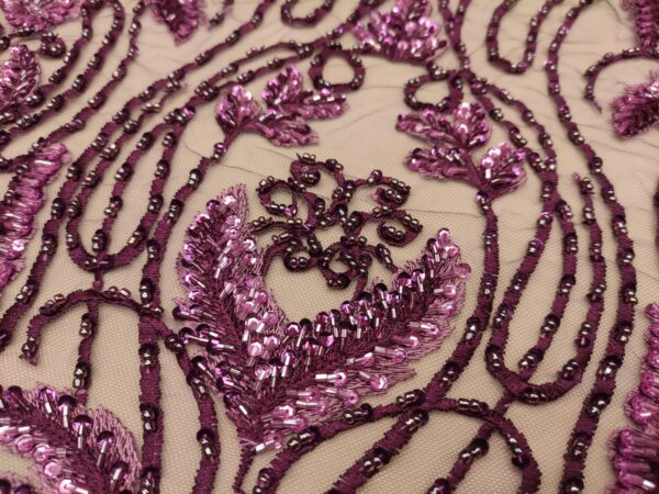 Tessuto tulle mano seta ricamato con pietre - con perle - con paillettes motivo floreale barocco vinaccio - fucsia scuro