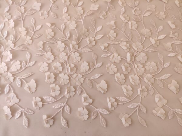 Tessuto Tulle mano seta ricamato con fiori in 3D rosa