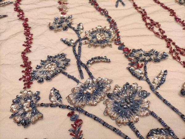 Tessuto tulle mano seta ricamato con pietre - con perle - con paillettes motivo floreale rosso - platino - carta da zucchero