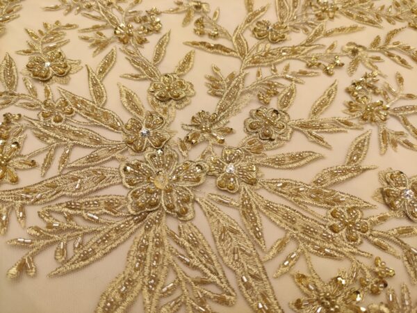 Tessuto tulle mano seta ricamato con pietre - con perle - con paillettes motivo floreale oro