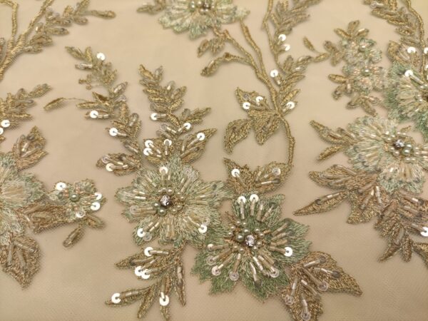 Tessuto tulle mano seta ricamato con pietre - con perle - con paillettes motivo floreale verde salvia - oro