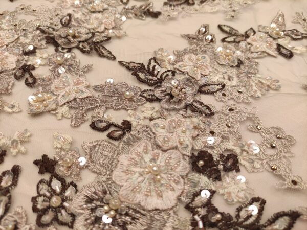 Tessuto tulle mano seta ricamato con pietre - con perle - con paillettes motivo floreale rosa - marrone