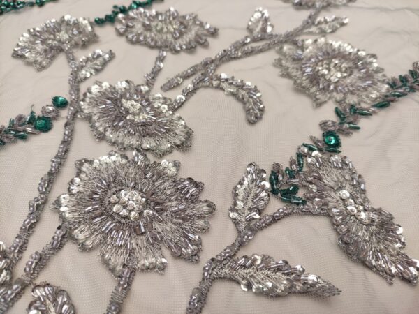 Tessuto tulle mano seta ricamato con pietre - con perle - con paillettes motivo floreale argento - verde