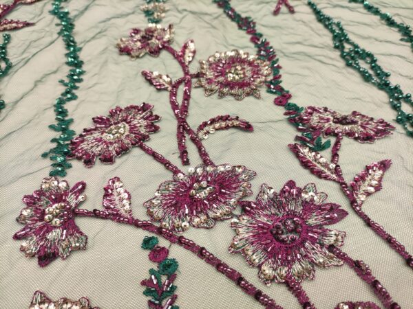 Tessuto tulle mano seta ricamato con pietre - con perle - con paillettes motivo floreale vinaccio - verde - oro