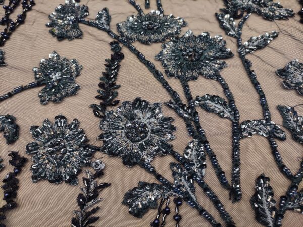 Tessuto tulle mano seta ricamato con pietre - con perle - con paillettes motivo floreale celeste - blu