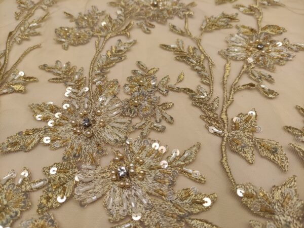 Tessuto tulle mano seta ricamato con pietre - con perle - con paillettes motivo floreale oro argento