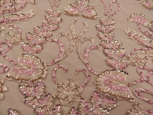 Tessuto tulle mano seta ricamato con pietre - con perle - con paillettes motivo floreale barocco rosa - argento