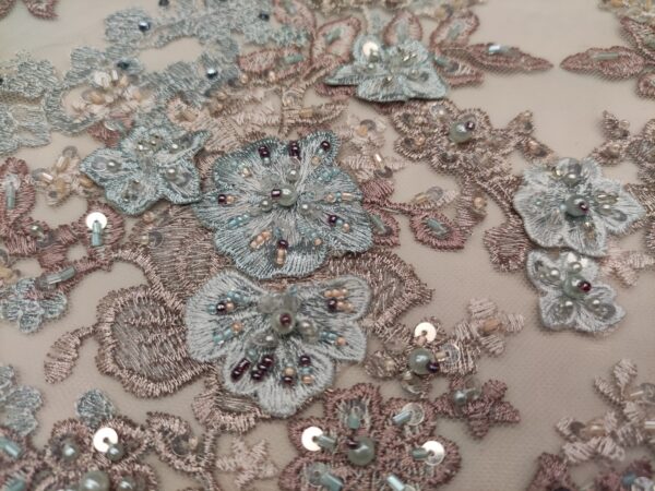 Tessuto tulle mano seta ricamato con pietre - con perle - con paillettes motivo floreale rosa gold - celeste