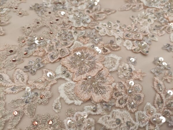 Tessuto tulle mano seta ricamato con pietre - con perle - con paillettes motivo floreale rosa salmone - beige
