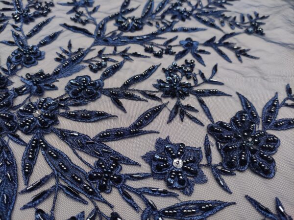 Tessuto tulle mano seta ricamato con pietre - con perle - con paillettes motivo floreale blu