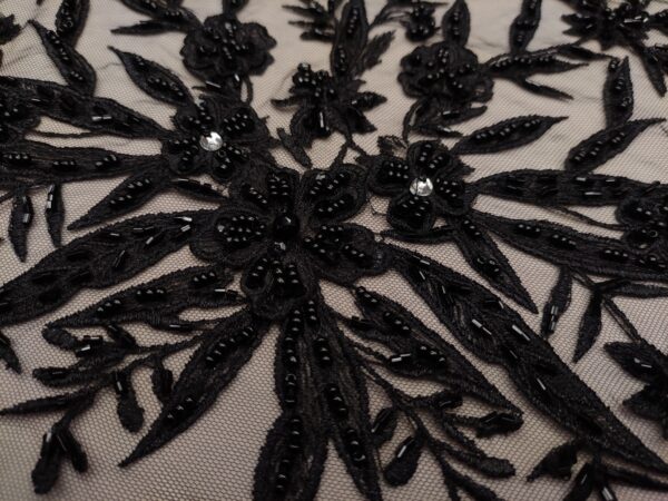 Tessuto tulle mano seta ricamato con pietre - con perle - con paillettes motivo floreale nero