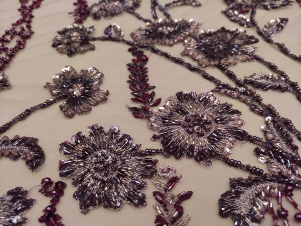 Tessuto tulle mano seta ricamato con pietre - con perle - con paillettes motivo floreale vinaccio -  rosa