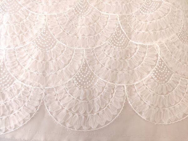 Tessuto Tulle mano seta ricamato con fiori in 3D nero