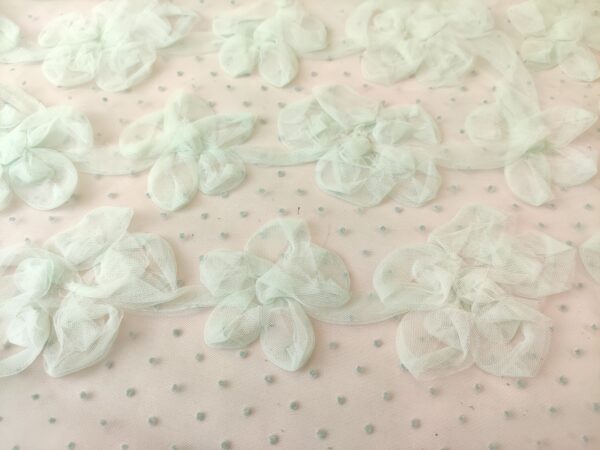 Tessuto Tulle mano seta ricamato con fiori in 3D  motivo pois acquamarina