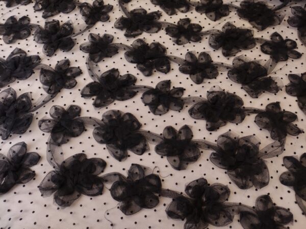 Tessuto Tulle mano seta ricamato con fiori in 3D  motivo pois nero