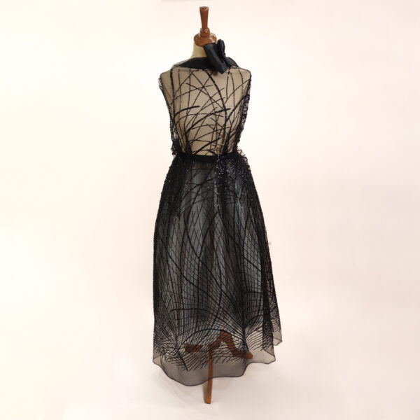 Tessuto Tulle - pizzo mano seta ricamato con pietre e con paillettes motivo astratto nero