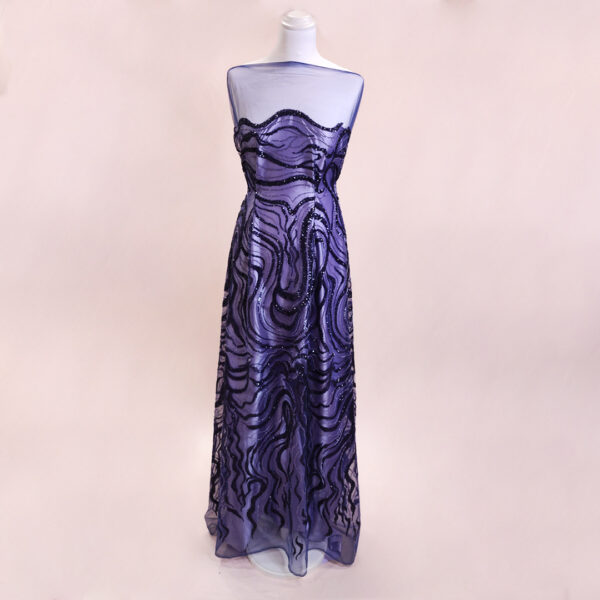 Tessuto tulle-pizzo ricamato con paillettes motivo astratto viola