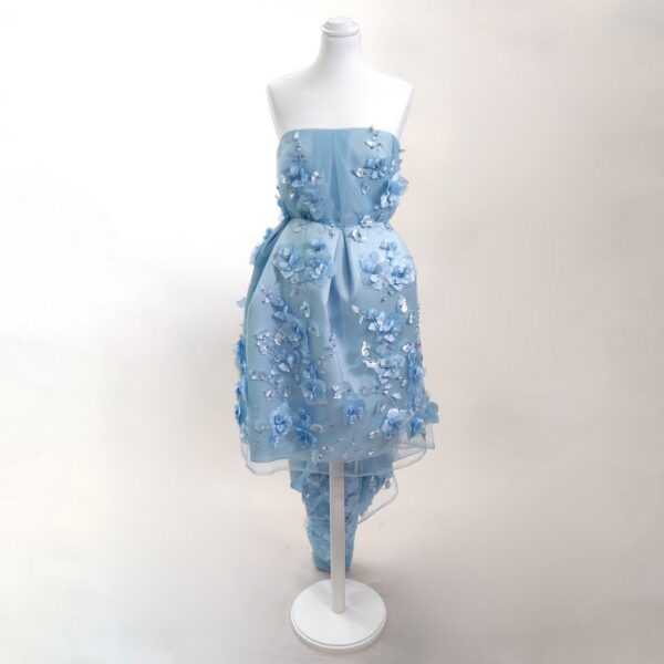 Tessuto Tulle ricamato con fiori 3D abbinato a tessuto Mikado tinta unita