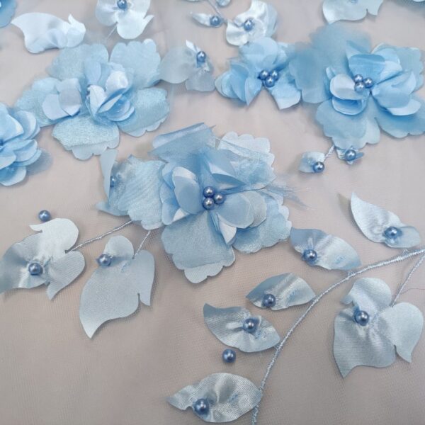 Tessuto Tulle mano seta ricamato con fiori in 3D celeste