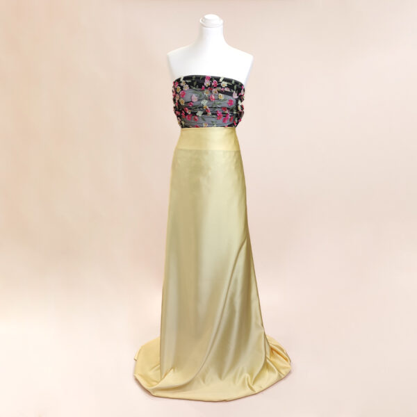 Tessuto Tulle mano seta ricamato con fiori in 3D abbinato a Tessuto Duchesse in tinta unita Giallo