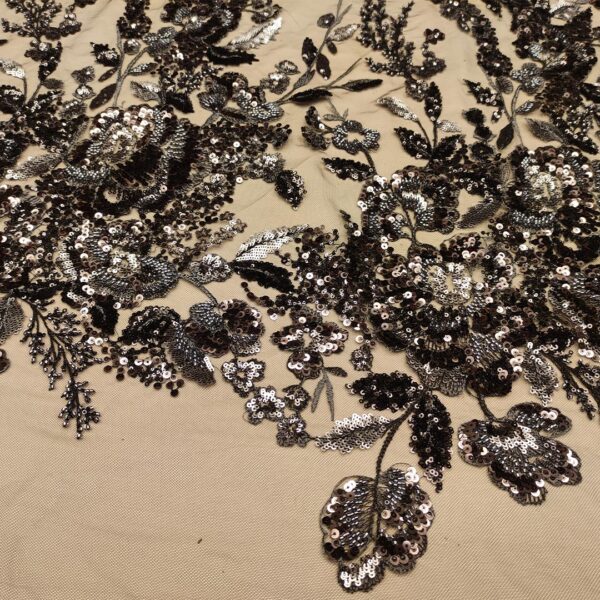 Tessuto Tulle mano seta ricamato con paillettes e con perline motivo floreale nero