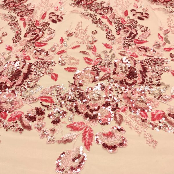 Tessuto Tulle mano seta ricamato con paillettes e con perline motivo floreale rosa