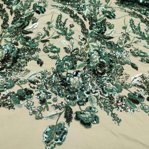 Tessuto Tulle mano seta ricamato con paillettes e con perline motivo floreale verde smeraldo