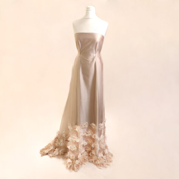 Tessuto Tulle-Pizzo ricamato con paillettes e fiori 3d motivo sfumato rosa cipria