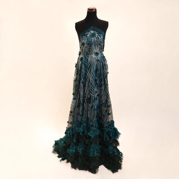 Tessuto Tulle-Pizzo ricamato con paillettes e perle e con fiori 3d motivo geometrico verde petrolio